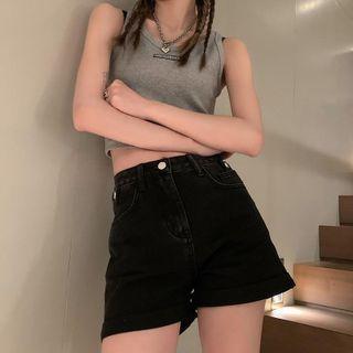 Elbow-sleeve T-shirt / High-waist Denim Shorts