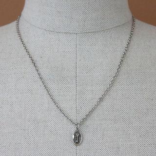 Embossed Oval-pendant Necklace