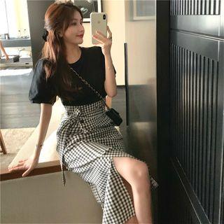 Plain Puff-sleeve Top / Check High-waist Skirt