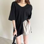 Round-neck Side-slit T-shirt