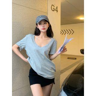 Elbow-sleeve V-neck T-shirt / Denim Mini Pencil Skirt
