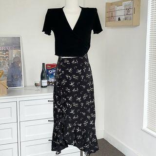 Short-sleeve V-neck T-shirt / Floral Ruffle Midi Pencil Skirt