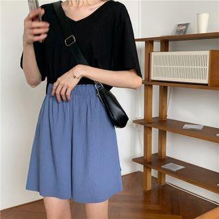 Short-sleeve Slit-hem T-shirt / Wide Leg Shorts