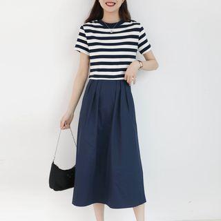 Short-sleeve Striped Cropped T-shirt / Plain Midi A-line Skirt