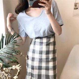 Short-sleeve Plain T-shirt / Split-hem Plaid Skirt