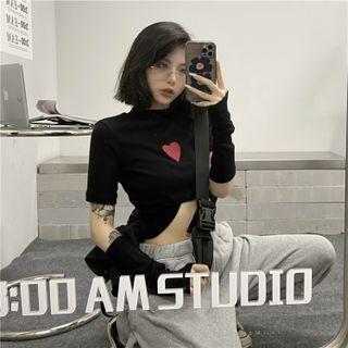 Set: Short-sleeve Heart Embroidered Cropped T-shirt + Arm Sleeves With Arm Sleeves - Black - One Size