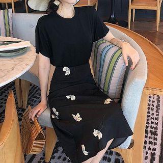 Short-sleeve T-shirt / Midi A-line Skirt