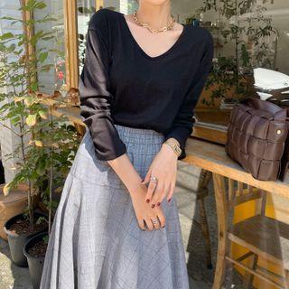 Basic V-neck Slit-side T-shirt
