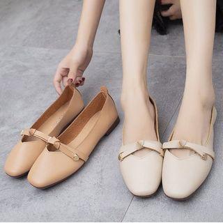Knot-accent Flats