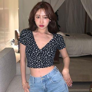 Short-sleeve Floral Print Cropped Blouse Black - One Size