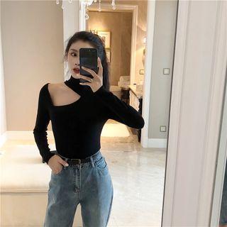 Long-sleeve Cut-out Knit Top / Washed Cropped Jeans