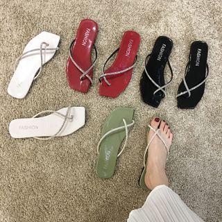 Square-toe Flip Flops