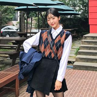 V-neck Sleeveless Argyle Knit Top