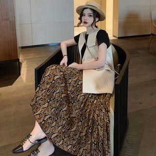 Short-sleeve T-shirt / Leopard Pleated Midi Skirt