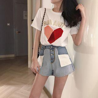 Short Sleeve Print T-shirt / Buttoned Denim Shorts