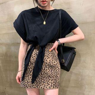 Short-sleeve Wrap Cropped T-shirt / Leopard Print Mini Pencil Skirt