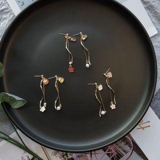 Non-matching Alloy Fortune Cat & Flower Dangle Earring