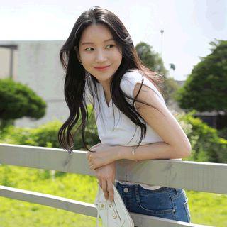 Cap-sleeve V-neck Silky T-shirt