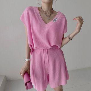 V-neck Short-sleeve Knit Shirt / Drawstring High-waist Wide-leg Shorts