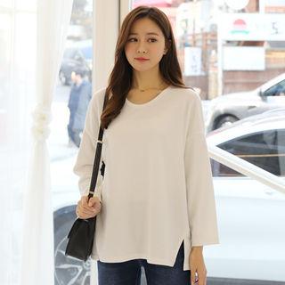 U-neck Slit-hem T-shirt