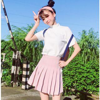 Short-sleeve Mock Neck T-shirt / Pleated Skirt