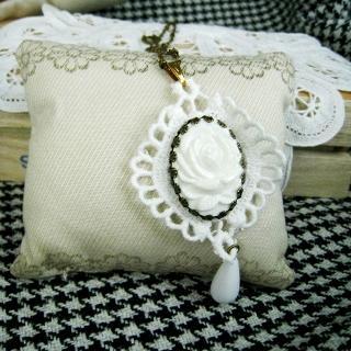 White Vintage Flower Necklace