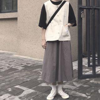 Elbow-sleeve T-shirt / Button Vest / Midi A-line Skirt