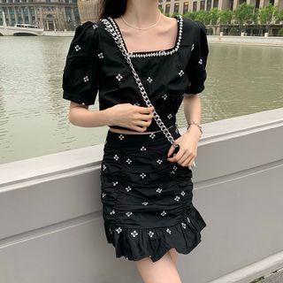 Short-sleeve Square-neck Print Cropped Top / Ruffle Trim Mini Skirt