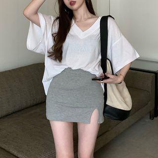 Short-sleeve V-neck T-shirt / High-waist Slit A-line Mini Skirt