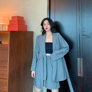 Buttoned Blazer / Plain Shorts