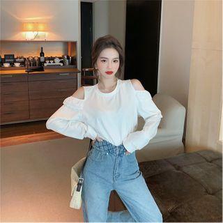 Cold-shoulder T-shirt / Wide Leg Jeans
