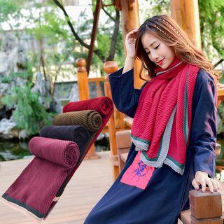 Contrast-color Scarf