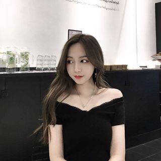 Lace V-neck Slim-fit Short-sleeve T-shirt
