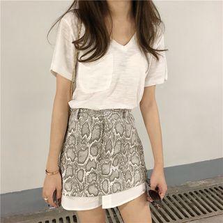 Plain V-neck Short-sleeve T-shirt / Snake Print Pencil Skirt