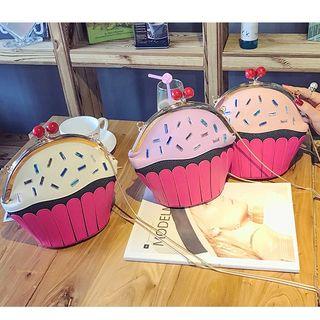 Cupcake Shaped Chain Strap Crossbody Bag