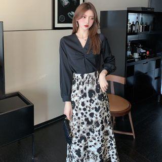 V Neck Plain Long-sleeve Shirt / High Waist Printed Skirt