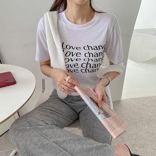 Does Love Change Letter Crop T-shirt