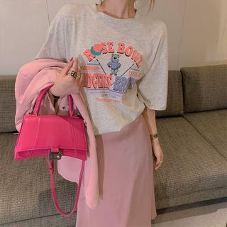 Elbow-sleeve Lettering T-shirt / Satin Midi Skirt