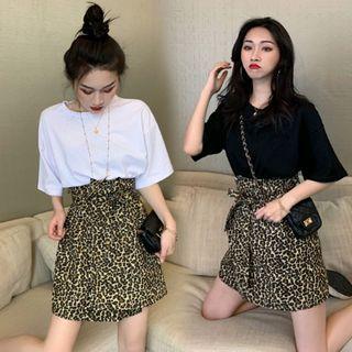 Elbow-sleeve T-shirt / Asymmetric Leopard Print A-line Skirt