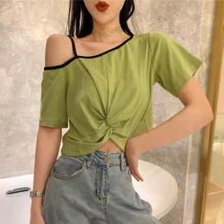 Cold-shoulder Twisted T-shirt
