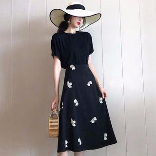 Short-sleeve Open Back T-shirt / Flower Print A-line Midi Skirt