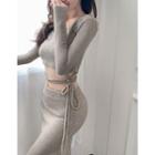 Tie-hem U-neck Crop T-shirt / High-waist Midi Pencil Skirt