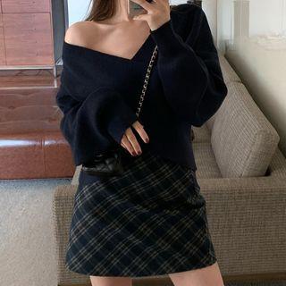 V-neck Oversize Sweater / Gingham Skirt