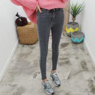 Cutaway-hem Skinny Jeans
