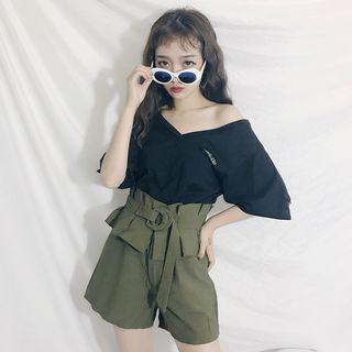 V-neck Elbow-sleeve T-shirt / Wide Leg Shorts