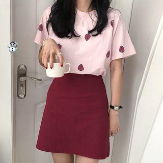 Short-sleeve Strawberry Print T-shirt / A-line Skirt