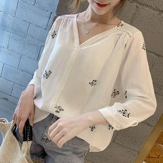 3/4-sleeve Perforated Trim Printed Top