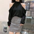 Cold-shoulder T-shirt / Gingham A-line Skirt