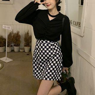 V-neck Sweatshirt / Check A-line Skirt