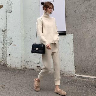 Mock-turtleneck Sweater / Plain Woolen Sweatpants